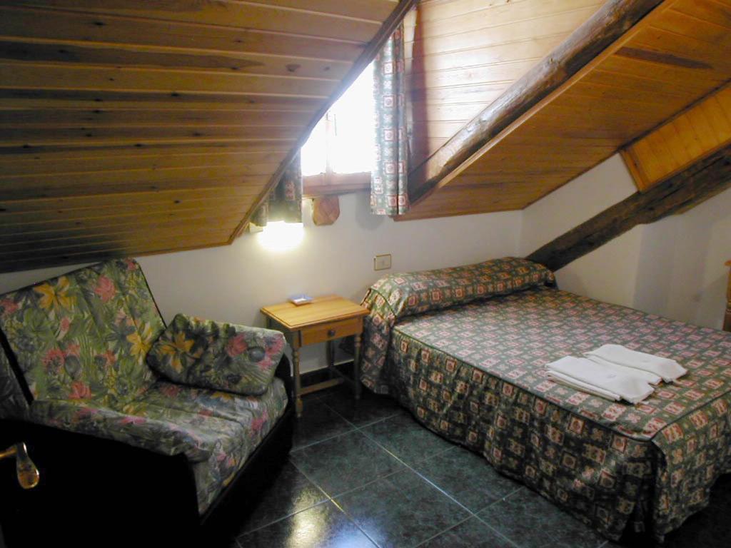Gabarre Hotel Broto Room photo