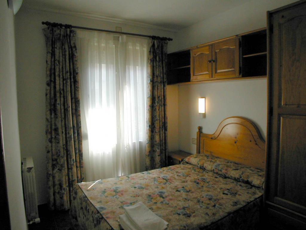 Gabarre Hotel Broto Room photo